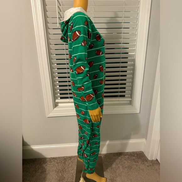 Great Warm & Cozy size M green football field zip up onesie pajamas NWT - Picture 4 of 6